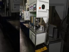 Detector voor de detectie van storingen in de motor van een auto