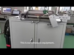 Video van ultrasone apparatuur die water gebruikt als koppel om grote koperen blokken te detecteren