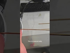 De wervelstroom fout detector gaat door de sonde om de koperen staaf handmatig te inspecteren