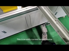 Een eddy current-eenheid detecteert twee werkstukken tegelijkertijd - koperen schijven en buizen.